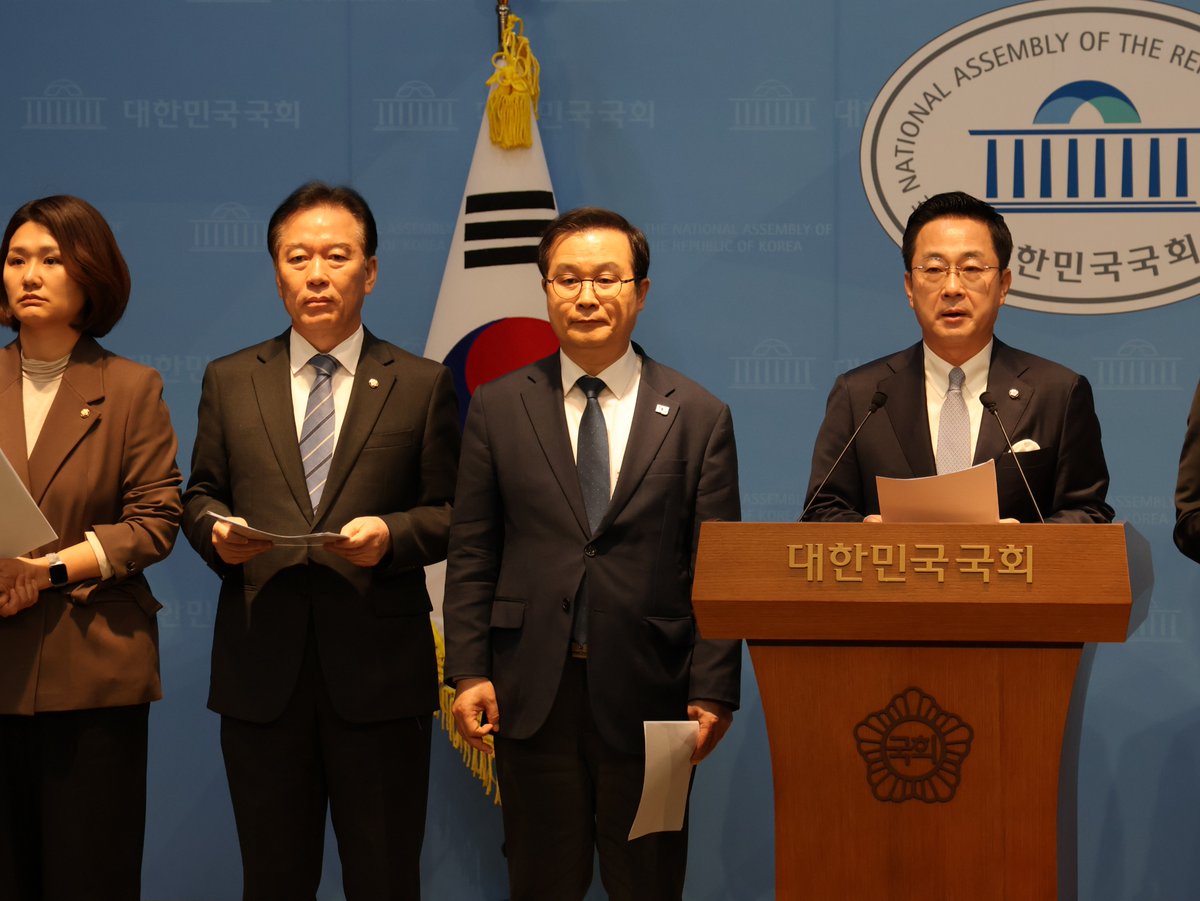 [윤석열정권 정치검찰 조작기소 의혹 사건 진상규명을 위한
국정조사특별위원회 기자회견문]

“박영수 고검장 소개로 김만배가 윤석열 부친의 집을 사줬다”

거대한 부패 카르텔, 그 실체가 드러났습니다.

어제 국정조사에서 남욱은 2011년 조우형이 무혐의를 받은 배경에
박영수가 있었다고