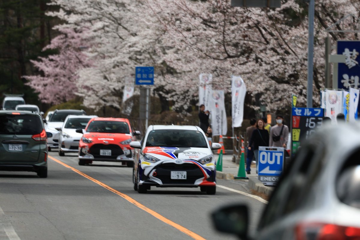 PRO_CREWS's tweet photo. 「TOYOTA GAZOO RACING RALLY CHALLENGE 2026 in 八ヶ岳茅野」の写真が届きましたのでごく一部にはなりますが現地の雰囲気をお届けいたします！
特にビーナスラインの上の方はまだ桜が咲いていてこの時期にしか見れない「桜×ラリー車」という光景が見られましたね。

(1/3)
 #TGRRC #ラリチャレ #茅野市 #ラリー