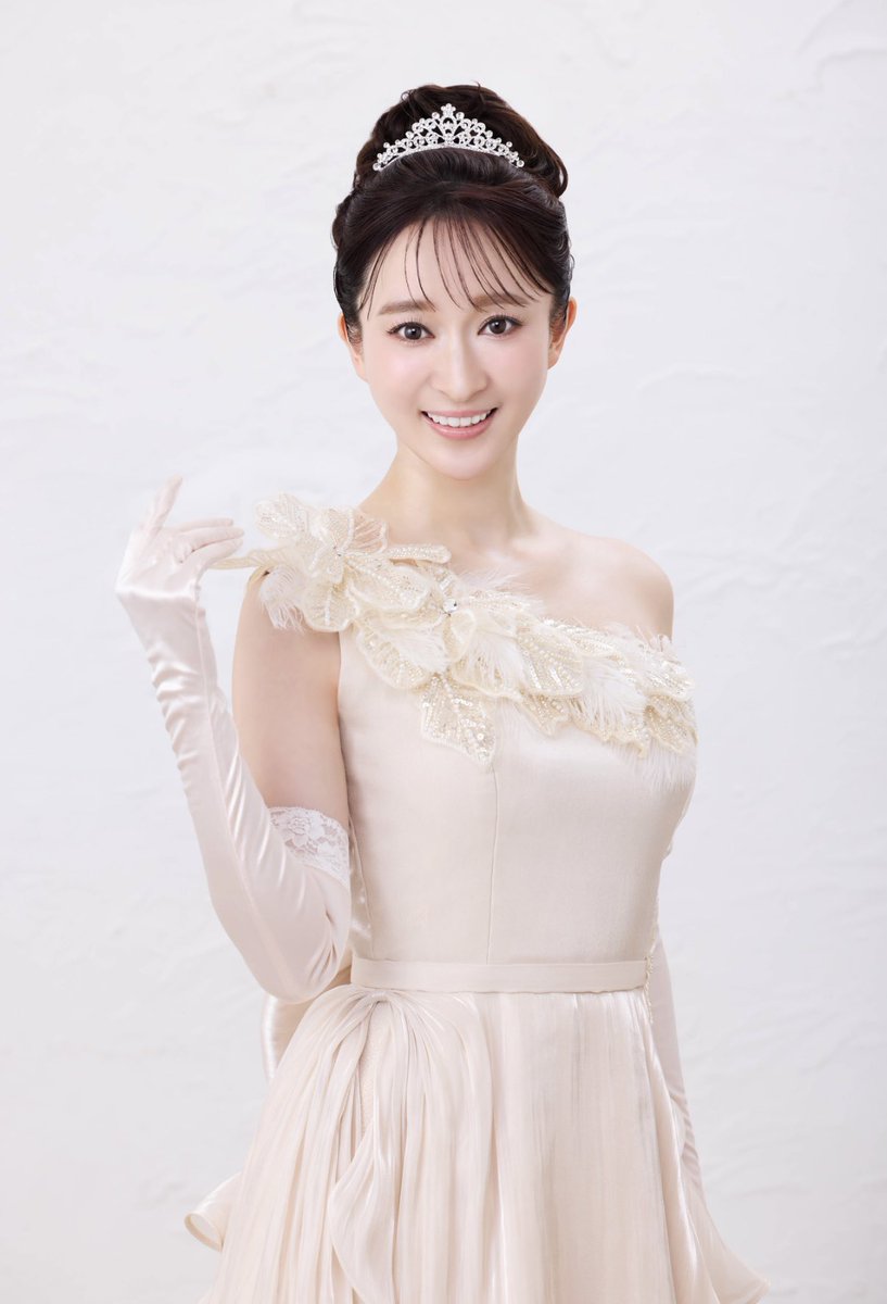 arisa_hitomi's tweet photo. 有沙瞳　デビュー曲
「さよならは黄昏に」ビジュアル解禁です🩷✨

2026年6月3日発売
　#有沙瞳
　「#さよならは黄昏に」
　CRCN-8846 
　定価: ¥1,550 (税抜 ¥1,409)

是非聞いていただけたら嬉しいです♡ https://t.co/GDT690ZSuu