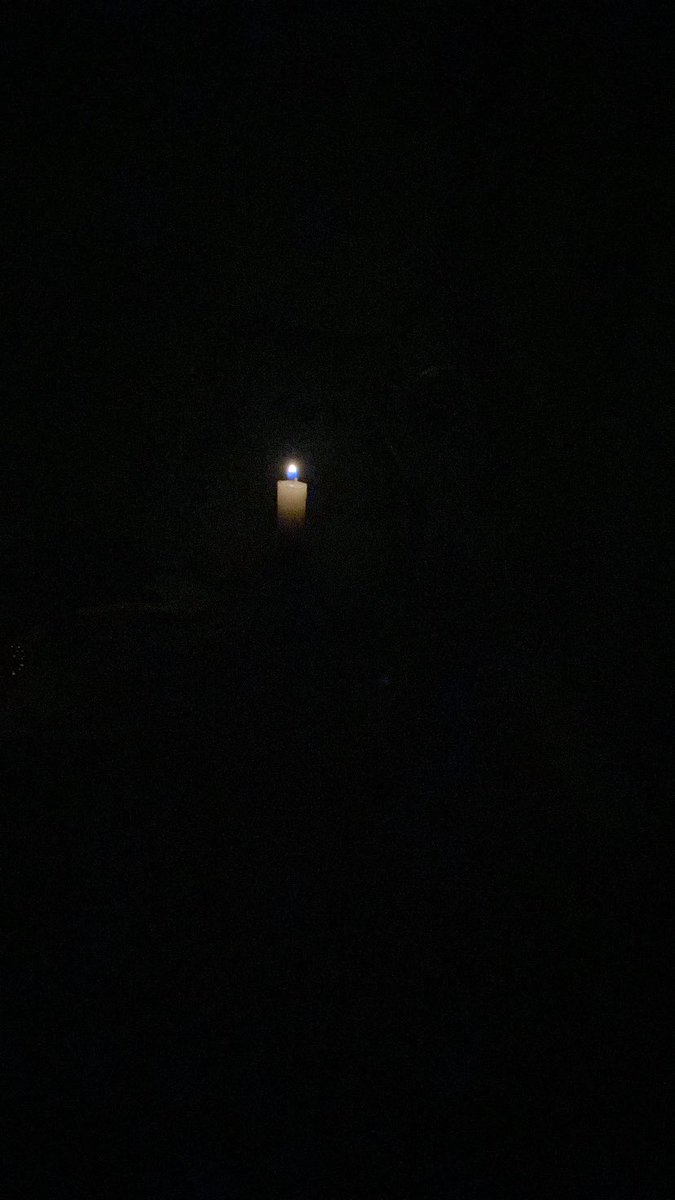 luyanibelli's tweet photo. me pongo a estudiar pum se corta la luz
dije listo me prendo una vela y sigo https://t.co/OKvxXVQUz7