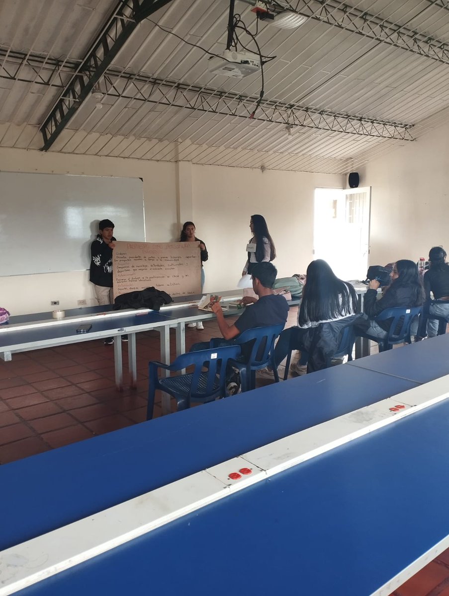 YanileEmil71621's tweet photo. @ElOIRdelaRegion #VIDER_UNAD #TejiendoSolidaridadTerritorial #ModeloSISSU. Transformado el territorio analizado los  planes de desarrollo territorial a través del juego de roles con los líderes transformadores del territorio nuestros estudiantes de  INPSUC https://t.co/ZeQKTVH6PD