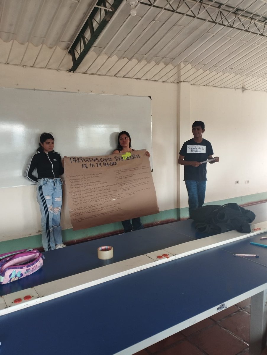 YanileEmil71621's tweet photo. @ElOIRdelaRegion #VIDER_UNAD #TejiendoSolidaridadTerritorial #ModeloSISSU. Transformado el territorio analizado los  planes de desarrollo territorial a través del juego de roles con los líderes transformadores del territorio nuestros estudiantes de  INPSUC https://t.co/ZeQKTVH6PD