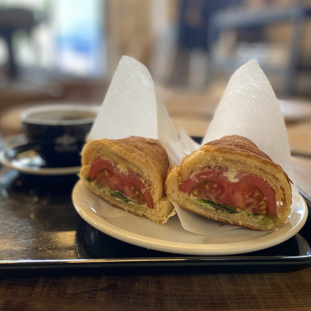 osaru0310's tweet photo. クルマ走らせて、インスタで見たトマトサンドを食べに…🚗
トマトがゴロっと入っててサイコーです🍅来てよかった✨
#トマトサンド
#zebracoffee https://t.co/UxEwRX2mkR