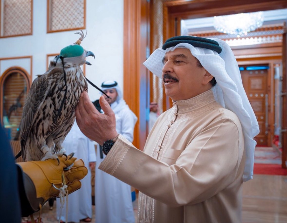 سيدي حنا وفانا ماتغيره السنين،،
آمر وتلقى الشعب فوق الهقوى وتحت الأمر 🇧🇭

#المعظم ❤️