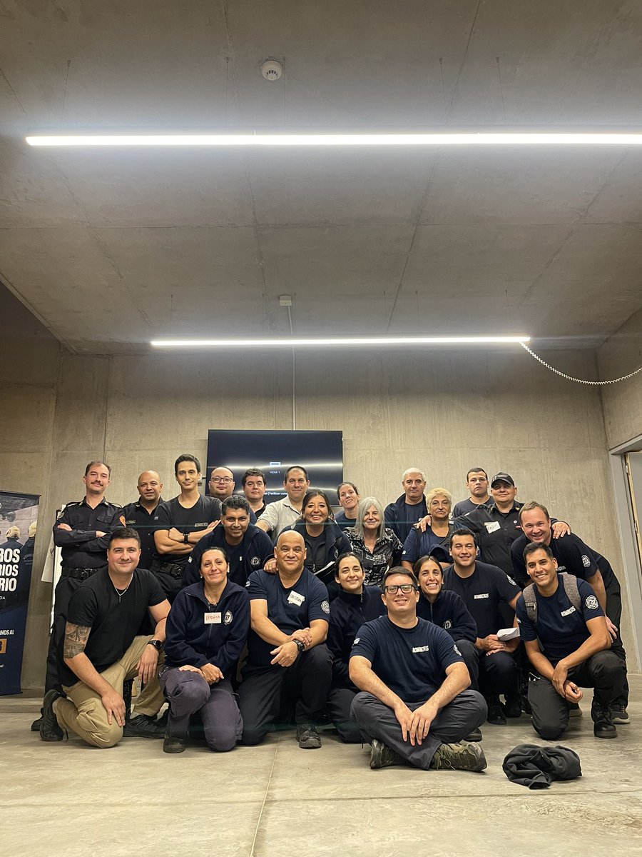 BombVolRosario's tweet photo. Durante la jornada de hoy, mandos medios de nuestra Institución continuaron con la capacitación de liderazgo y coaching dictado por la Coach Profesional Martu Repupilli. La misma tuvo lugar en las instalaciones del #MemorialSalta2141

#BomberosRosario
#NosNecesitamos

#NuestraComunidad
#NuestroCompromiso