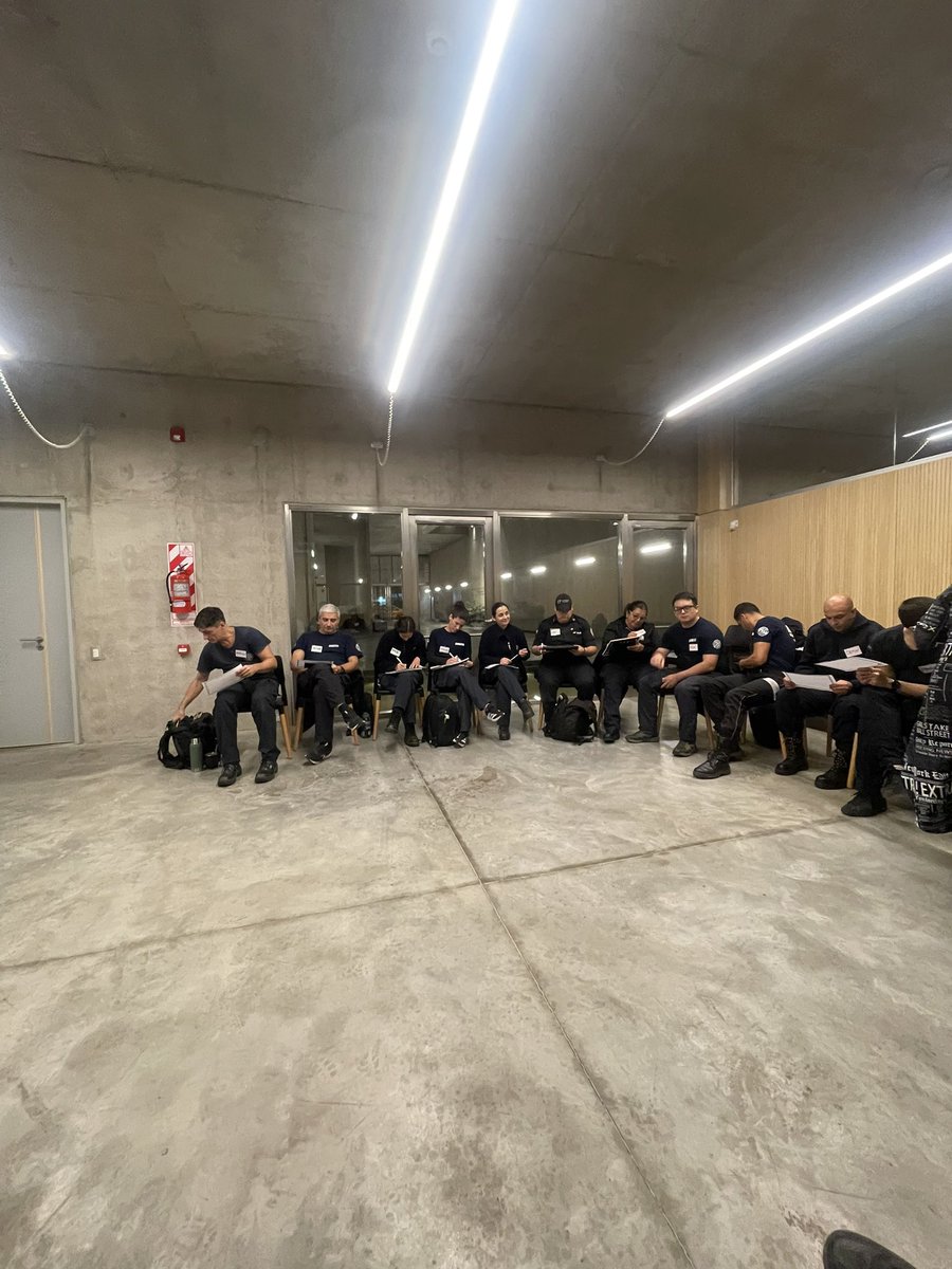 BombVolRosario's tweet photo. Durante la jornada de hoy, mandos medios de nuestra Institución continuaron con la capacitación de liderazgo y coaching dictado por la Coach Profesional Martu Repupilli. La misma tuvo lugar en las instalaciones del #MemorialSalta2141

#BomberosRosario
#NosNecesitamos

#NuestraComunidad
#NuestroCompromiso