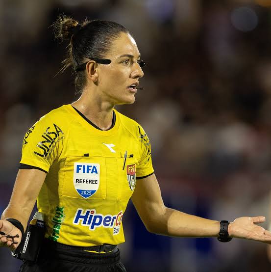 Senhora Daiane Muniz , responsável principal por essa anulação de gol ABSURDA! Ela ROUBOU o Vasco. O jogador do bragantino estava/está muito certo, essa mulher é totalmente incompetente.
