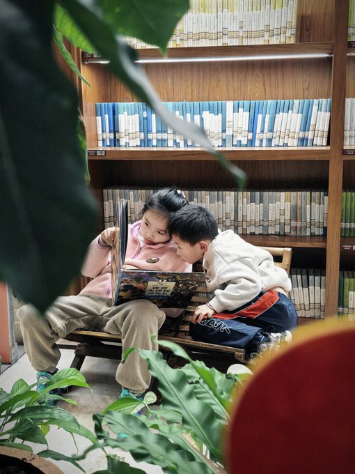 ChinaShopNow's tweet photo. "We read to know we are not alone."  

In #China's libraries, reading is a shared interest across all ages. Grandparents guide, parents read, and children explore side by side.  

This year's national reading week, running from April 20 to 26, will feature a series of events to ignite a passion for reading in all. #WorldsOfWords