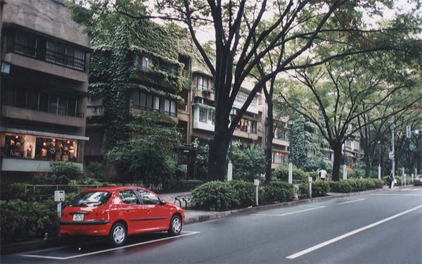 ie_andre's tweet photo. カーセンサー でプジョー306を検索したら、カブリオレ以外は1台しかヒットしなかった...206もたった5台。

両車ともに国内全盛期を知っているだけに、さすがに時代の変化を感じずにはいられないです。

写真は所有していた206XT。

2000年7月、表参道にて。
26年も前なのか（驚愕 https://t.co/pTIS3dZZAL