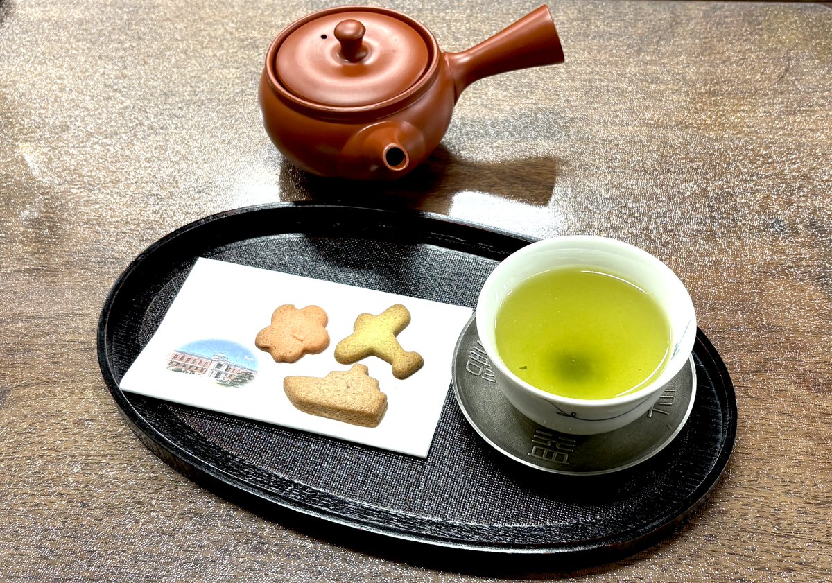 kure_ochaya's tweet photo. リニューアル記念で「大和のふるさとセット」を #数量限定 で販売！#洋菓子工房MANZO さんのクッキーは、抹茶、ココア、プレーンの三種類で、飲み物は抹茶と煎茶から選んでいただけます。#れんがどおり にお越しの際は、ぜひお立ち寄りください #春華園 #呉 #お茶屋 #瑞鳳 #瑞雲  #戦艦大和 https://t.co/s6rzkjPKDG