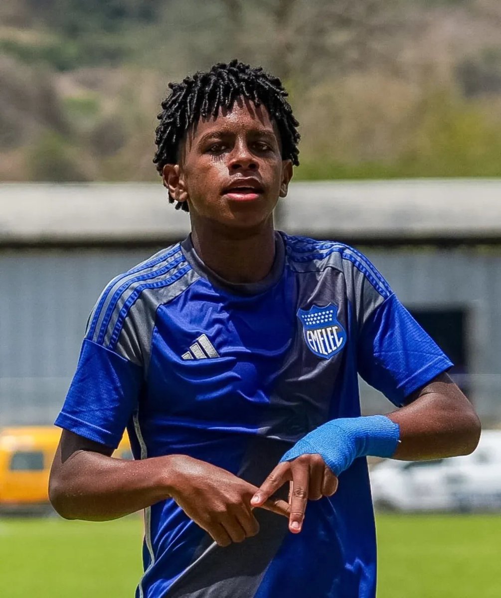 Tuvo que venir sin descansar del bodrio de la Sub17 para carrear a estos mercenarios... 

Dejen de llorar por tipos que no se comprometen por la institución y valoren más al PRESENTE Y FUTURO del Club!!