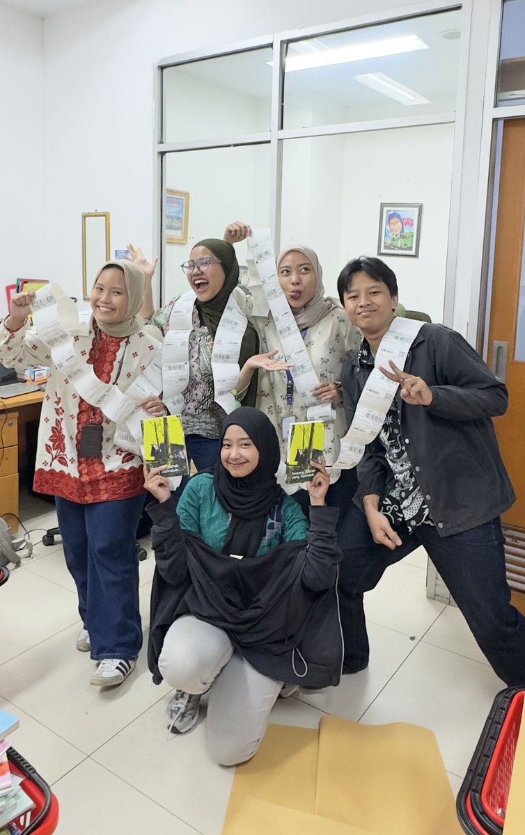 nurmayayaa's tweet photo. Next PO di online shop Gramedia Authorize Cibubur enaknya buku apa lagi nih? 🤔📚
Novel hits? Self improvement? Komik? Atau buku anak? 👀

Drop wishlist kalian di sini ya, siapa tahu langsung kita buka PO! 🚀✨

#PreOrderBuku #Gramedia #BookLovers #RekomendasiBuku https://t.co/ZGlfHkNBft