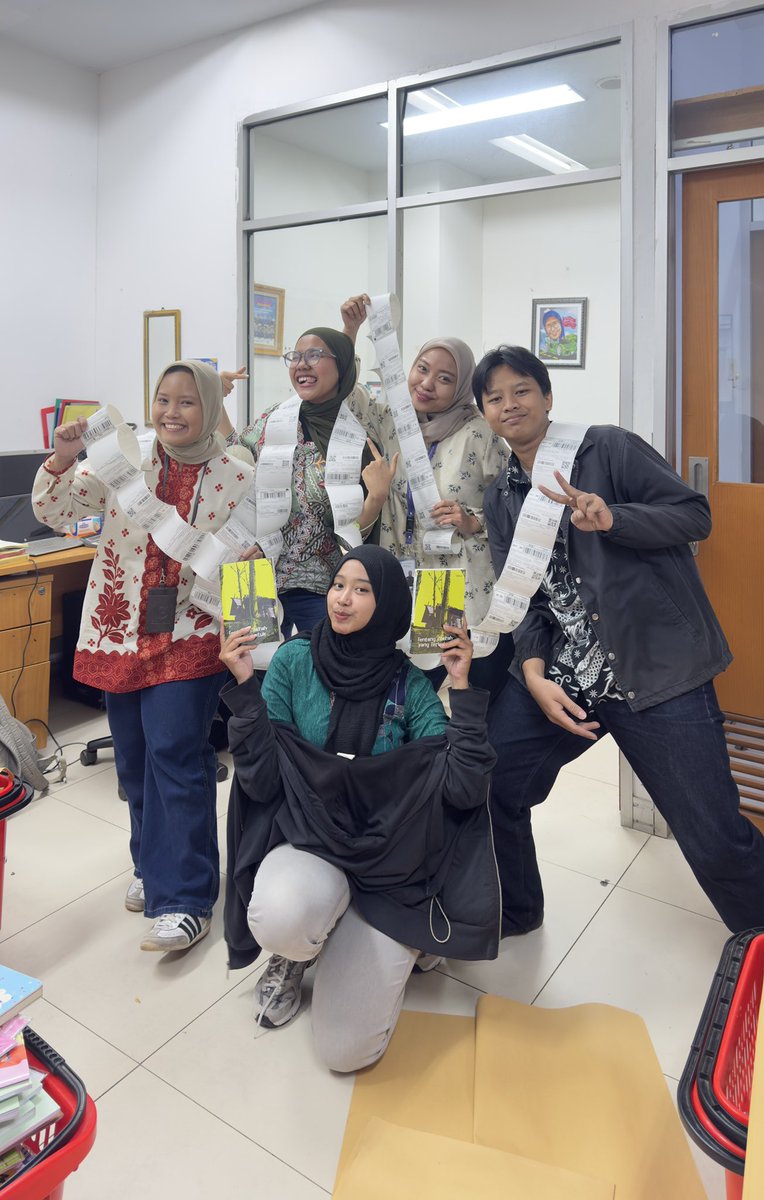 nurmayayaa's tweet photo. Next PO di online shop Gramedia Authorize Cibubur enaknya buku apa lagi nih? 🤔📚
Novel hits? Self improvement? Komik? Atau buku anak? 👀

Drop wishlist kalian di sini ya, siapa tahu langsung kita buka PO! 🚀✨

#PreOrderBuku #Gramedia #BookLovers #RekomendasiBuku https://t.co/ZGlfHkNBft