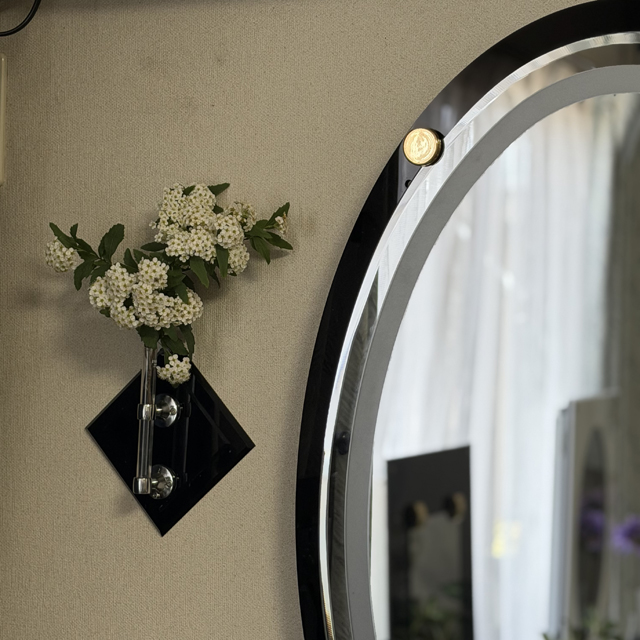 インテリア仏壇「鏡壇ミラリエ」「鏡壇ミロワ」に今日（4/22）の誕生花の「コデマリ（小手毬）」 を飾ってみました。
#コデマリ
#小手毬
#ミラリエ
#ミロワ
#グレイスプレイス
#花のある暮らし
#仏壇
#SGI仏壇
#創価学会仏壇
#壁掛仏壇
#インテリア仏壇
#ミラー仏壇