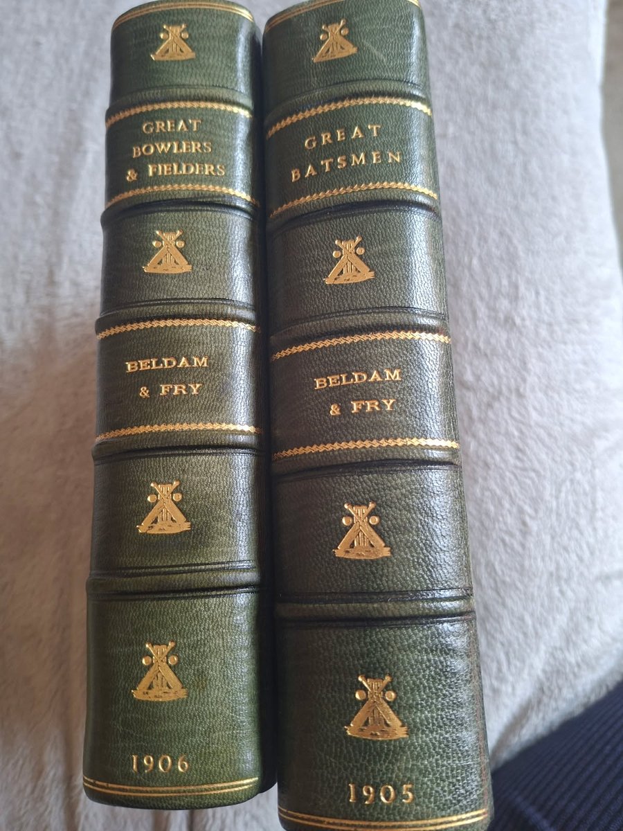 LadLitter's tweet photo. A mate's just offered me a loan of these two. Do you think they might be worth a quick glance @WG_RumblePants? https://t.co/pxQ4IZuVgc