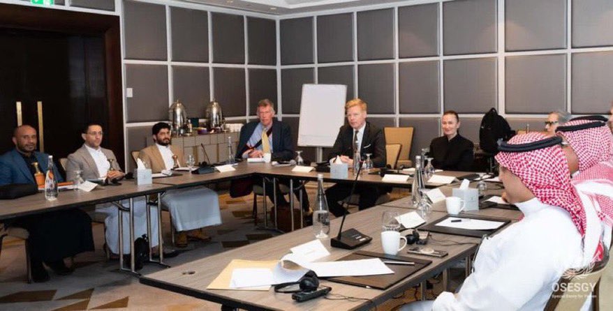 لو لم ينشر هذه الصور مكتب المبعوث الأممي لستمرت ابواغ اللجنة السعودية بالانكار ،
انتشار الصور احرجهم للغاية بعد تكتم شديد وسرية تامة. فاضطروا بعد ذلك إلى النشر وكذلك قنوات ومواقع الحوثي لم تتجرأ على النشر إلا بعد انتشارها😜.

#الارهاب_بلباس_حكومي 
#الانتقالي_وحد_الصف_الجنوبي