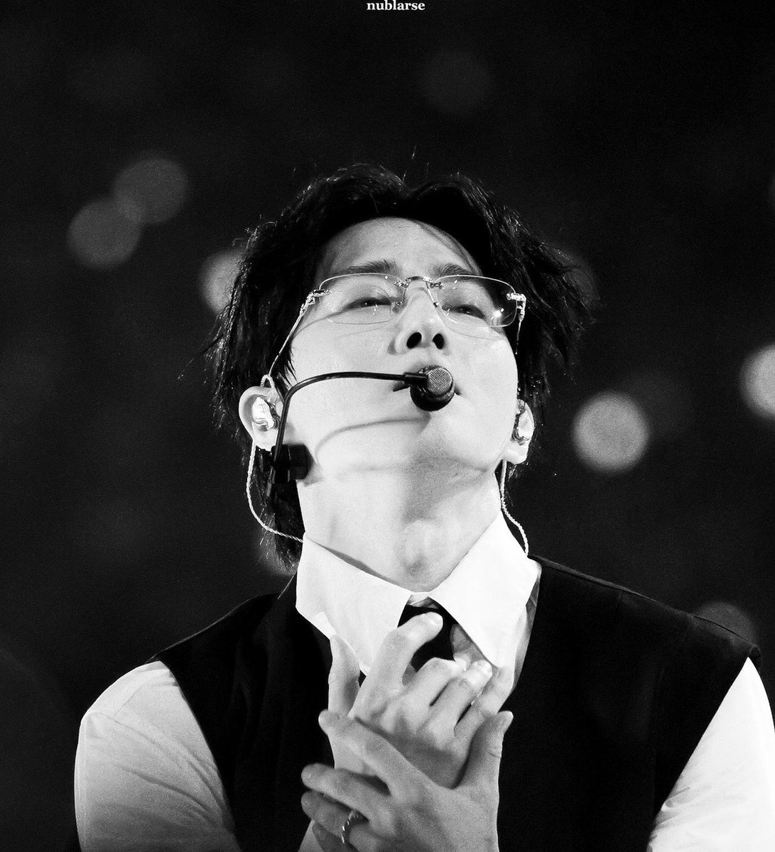 alldaylongsuho's tweet photo. 최근 본 사진 중 best 라고 생각되는 것만 모아봄. 검은 머리일 때 뭔가 수호가 어떤 해내야 하는캐릭터보단 준면이 자신처럼 느껴지는 사진이 더 많다고 생각하게 듯 (콘서트때문인가..)

(물론 나는 염색머리중 best는 who are you 앨범 때!) 

#SUHO #준면  #スホ https://t.co/okDbT8XXRb