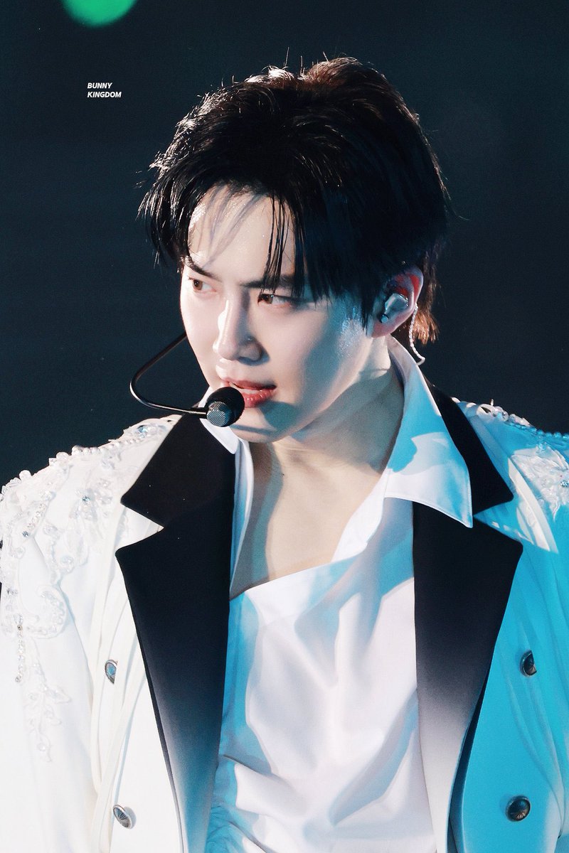 alldaylongsuho's tweet photo. 최근 본 사진 중 best 라고 생각되는 것만 모아봄. 검은 머리일 때 뭔가 수호가 어떤 해내야 하는캐릭터보단 준면이 자신처럼 느껴지는 사진이 더 많다고 생각하게 듯 (콘서트때문인가..)

(물론 나는 염색머리중 best는 who are you 앨범 때!) 

#SUHO #준면  #スホ https://t.co/okDbT8XXRb