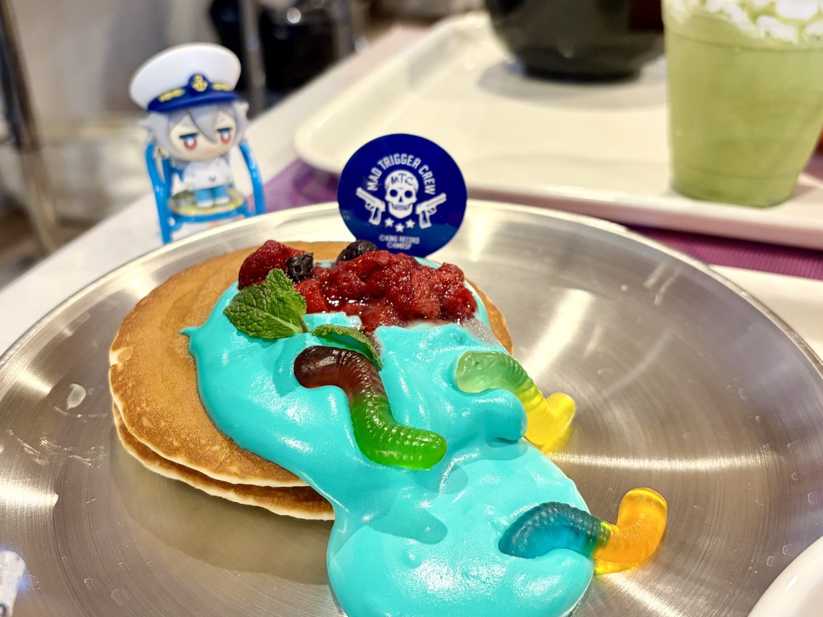 ヒプステカフェ、ヨコハマパンケーキ食レポ（？）

・クリームは色味のせいで食欲が減退する(目を瞑ればおいしい)
・いもむしグミがクリームのせいでふやけてやけにリアルな食感になりやばい
・ボリュームちょうどいいしおいしいのに見た目と食感がすごいので理鶯メシ体験として楽しすぎる💯