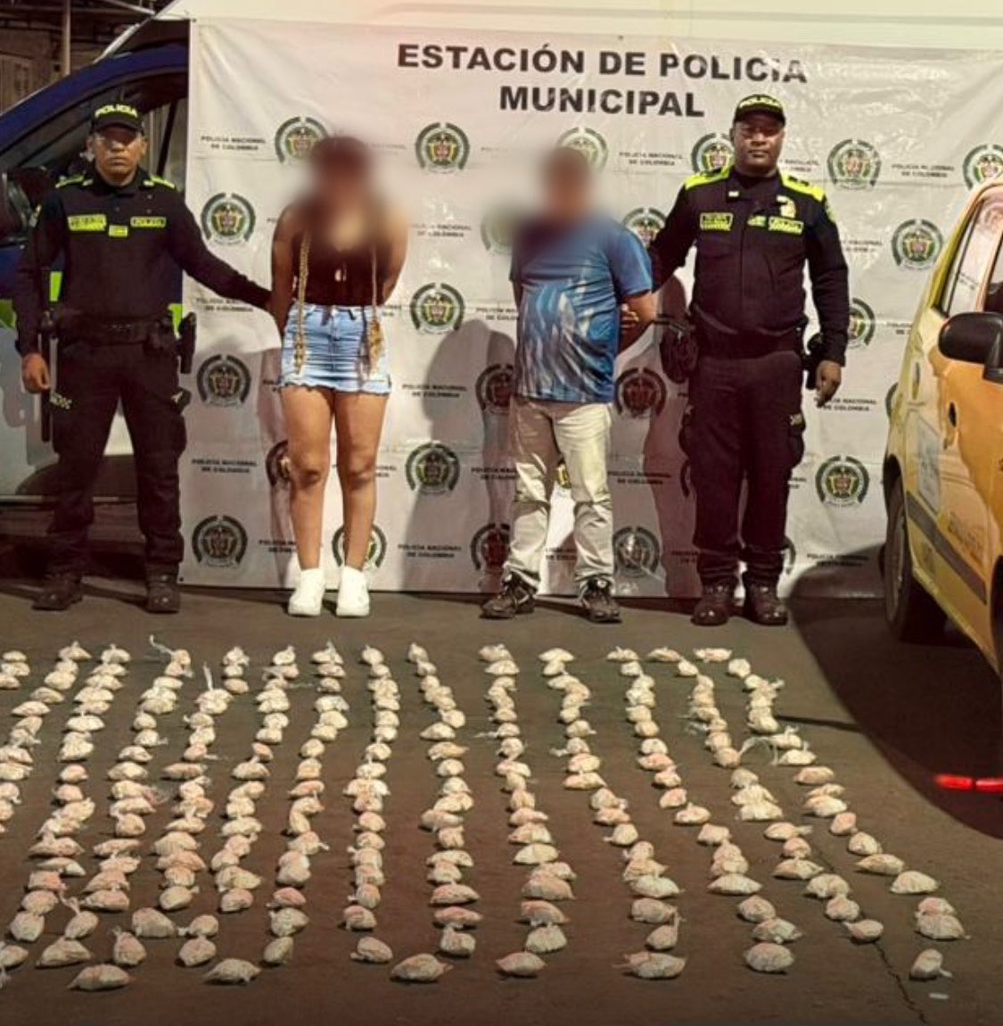 PoliciaCali's tweet photo. 🔺 #ClickPolicial | ¡Incautamos 26.000 dosis de base de coca! 🚨
En registros a vehículos en el barrio El Trébol, requerimos un vehículo que transportaba 8 kilos de estupefacientes distribuidos en 13 paquetes. Dos personas fueron capturadas. #UnidosPorLaSeguridad https://t.co/PhtecqUEB4