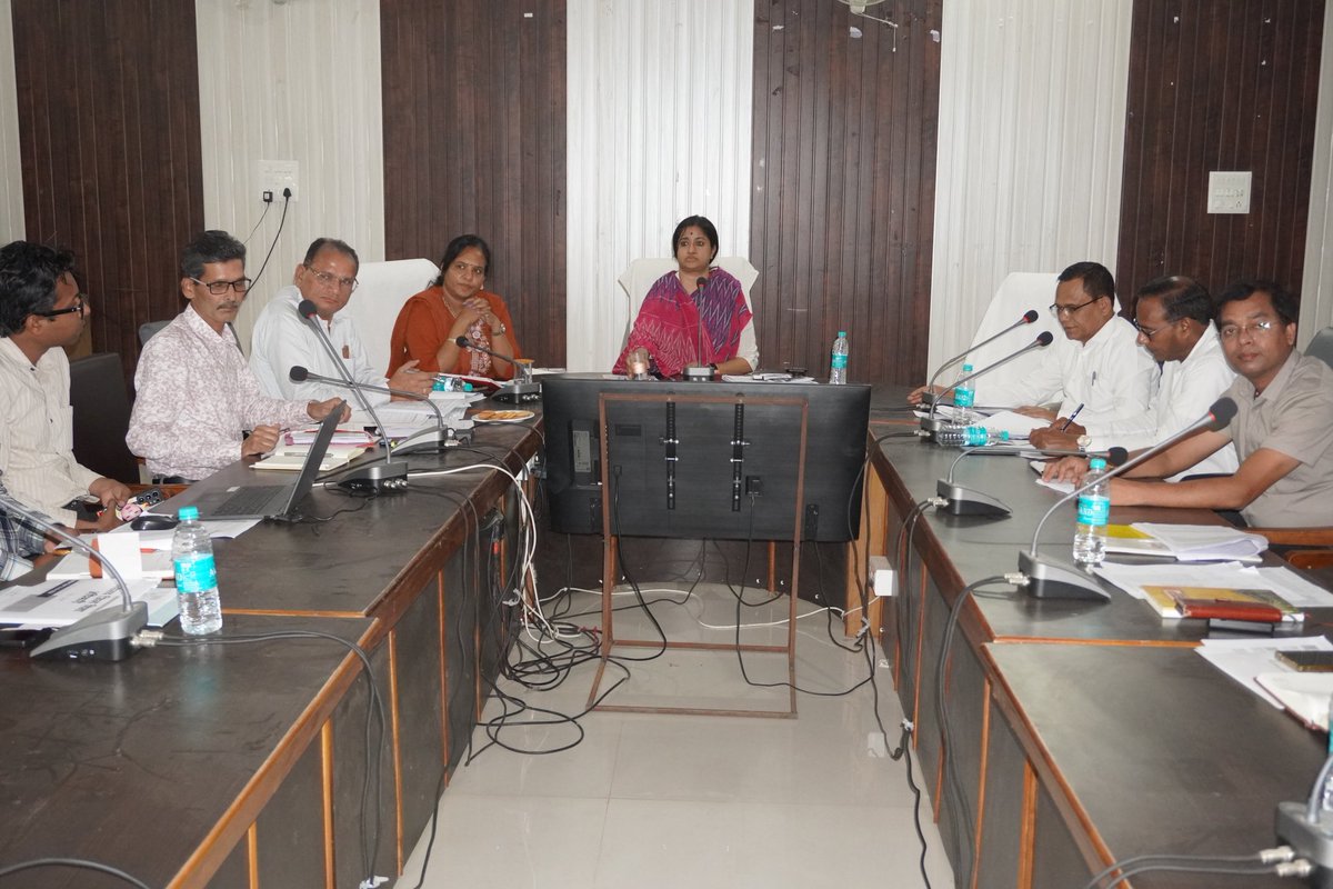 collectorseoni1's tweet image. #सिवनी/ कलेक्टर श्रीमती #नेहा_मीना ने जनजातीय कार्य विभाग एवं शिक्षा विभाग के सभी संकुल प्राचार्यों की संयुक्त समीक्षा बैठक लेकर जिले में शैक्षणिक गतिविधियों के सुधार को सर्वोच्च प्राथमिकता देने के निर्देश दिए। @CMMadhyaPradesh @DrMohanYadav51 @schooledump #seoni