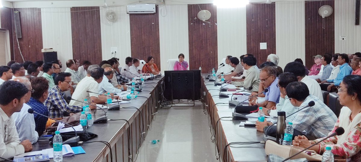 collectorseoni1's tweet image. #सिवनी/ कलेक्टर श्रीमती #नेहा_मीना ने जनजातीय कार्य विभाग एवं शिक्षा विभाग के सभी संकुल प्राचार्यों की संयुक्त समीक्षा बैठक लेकर जिले में शैक्षणिक गतिविधियों के सुधार को सर्वोच्च प्राथमिकता देने के निर्देश दिए। @CMMadhyaPradesh @DrMohanYadav51 @schooledump #seoni