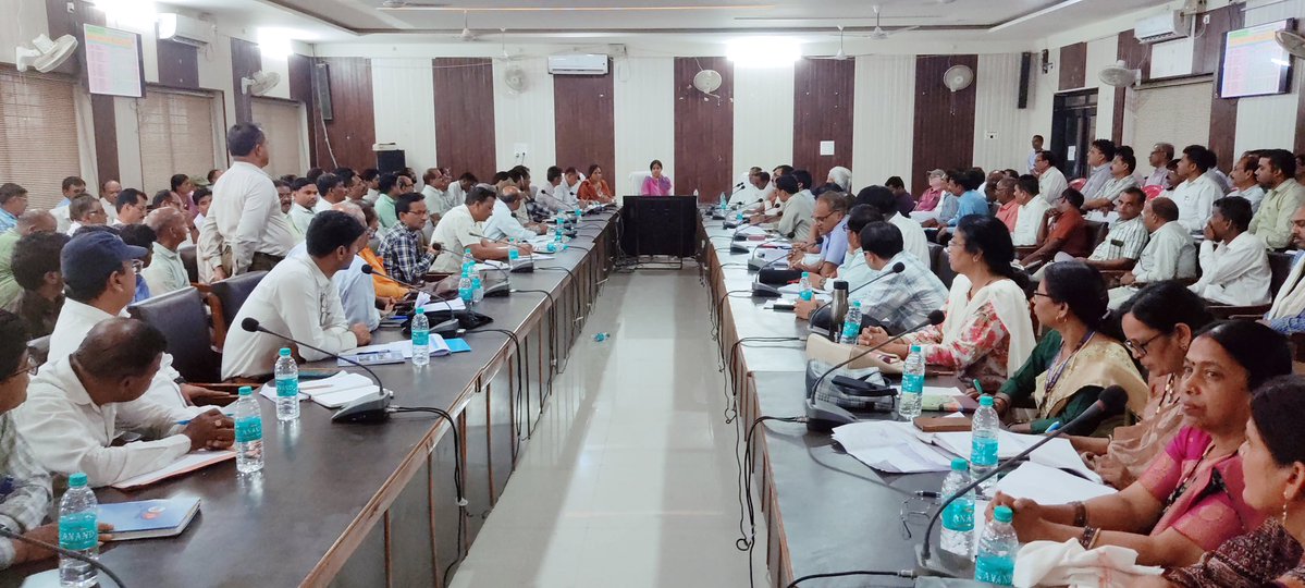 collectorseoni1's tweet image. #सिवनी/ कलेक्टर श्रीमती #नेहा_मीना ने जनजातीय कार्य विभाग एवं शिक्षा विभाग के सभी संकुल प्राचार्यों की संयुक्त समीक्षा बैठक लेकर जिले में शैक्षणिक गतिविधियों के सुधार को सर्वोच्च प्राथमिकता देने के निर्देश दिए। @CMMadhyaPradesh @DrMohanYadav51 @schooledump #seoni