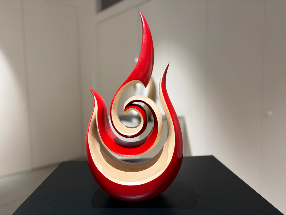 Tgomotesando39's tweet photo. 【 OHAD ELBAZ 個展 “ELEMENTS” 】

今週もOHAD ELBAZ “ELEMENTS” 開催中です！

流れるようなラインが美しく
ずっと眺めていられる作品たちを
ぜひご覧ください👀✨

🌀作品紹介🌀
FireStorm
H470×W245×D140 mm
ホワイトアッシュ材 / ディープレッドアクリル / 水性ポリウレタン / クリアサテン仕上げ

＜開催概要＞
＝＝＝＝＝＝＝＝＝＝＝＝＝＝＝＝＝
場所：tHE GALLERY OMOTESANDO
期間：2026年4月18日（土）～ 5月4日（月）
休廊日：月・火曜日 ※5/4（月・祝）は開廊
時間：12:00～19:00
※18日(土)は17:00クローズとなります

プロデューサー：久々野智 小哲津（くくのち こてつ）
＝＝＝＝＝＝＝＝＝＝＝＝＝＝＝＝＝

＜OHAD ELBAZ Instagram＞
https://t.co/gjUPyOK2zN

@kotetuq