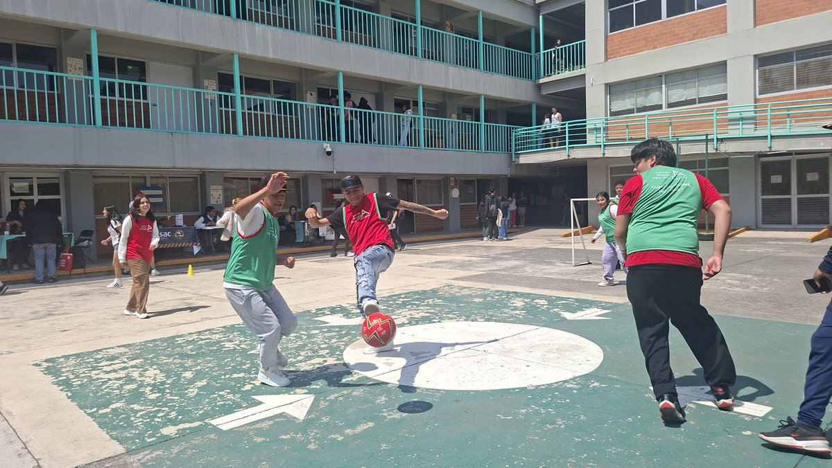 Martin01969019's tweet image. (2/3)...Rescatar y promover los #JuegosTradicionales. Continuamos con un Torneo relámpago cuadrangular de #FutbolConValores ⚽️ con la participación de alumnas y alumnos jugando limpio. 
#FairPlay
