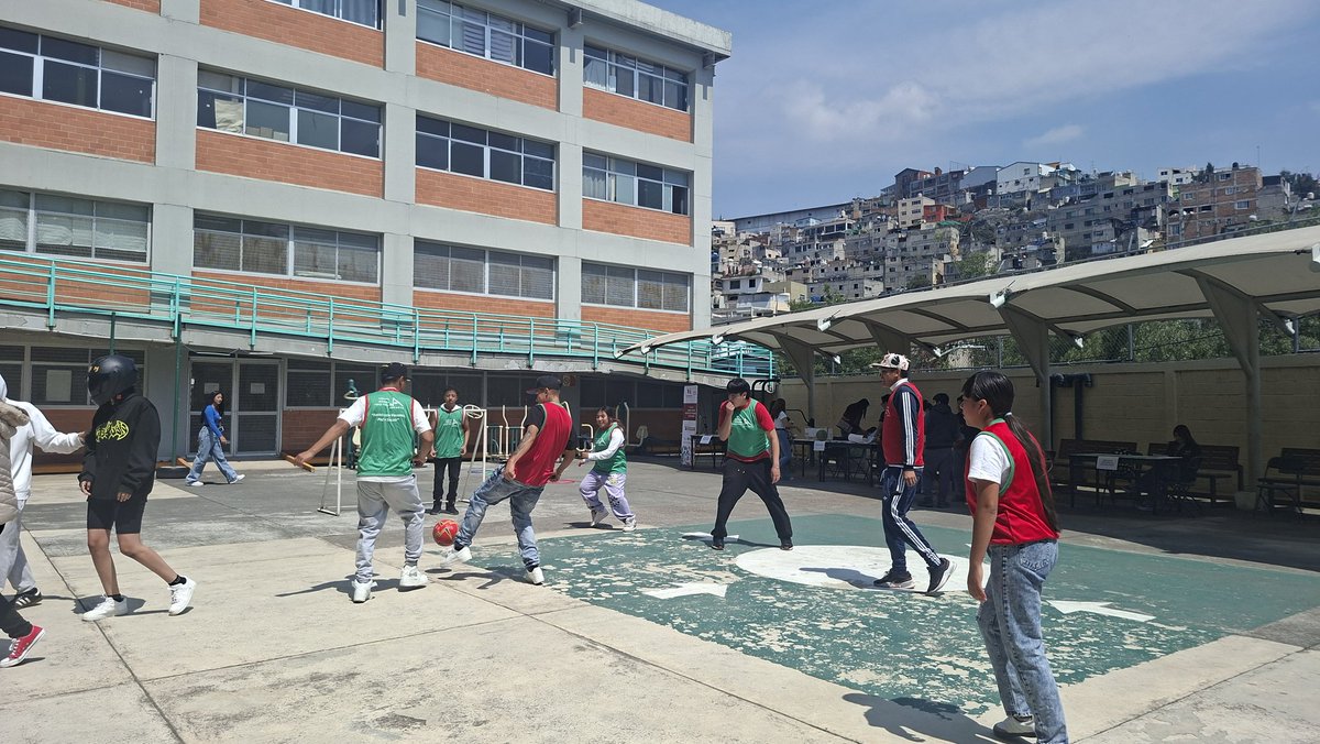 Martin01969019's tweet image. (2/3)...Rescatar y promover los #JuegosTradicionales. Continuamos con un Torneo relámpago cuadrangular de #FutbolConValores ⚽️ con la participación de alumnas y alumnos jugando limpio. 
#FairPlay