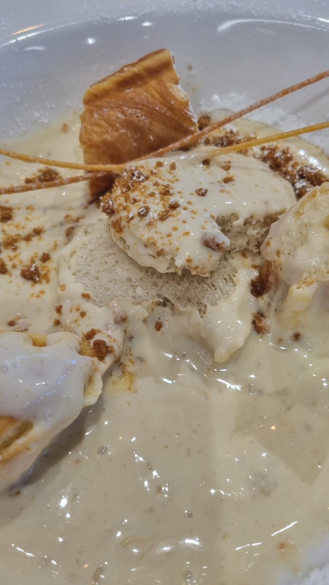 하우징 아니 하울링블레이드ㅋ 바나나 브레드푸딩 
제가 알던? 바나나브레드푸딩맛은 아니어서 초큼? 실망.. 그 ㅁ ㅓ냐.. 커스타드나 밀크가 아니고 요거트? 살짝 산미가 느껴지는 맛 
디테일은 좋아여 빵들이 다 잘려서 적층으로 되어있는데 쓰러트리면 3,4번처럼 됩니다