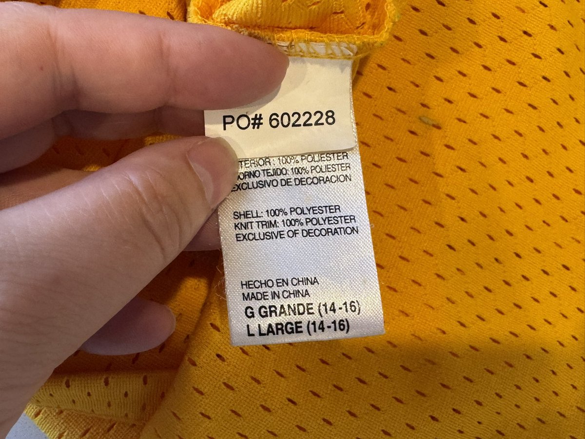 SimplyManon's tweet photo. Can anyone tell me if this is a legit lakers shirt?

#lakeshow 

Thanks ☺️ https://t.co/xHIcOu8Qb3
