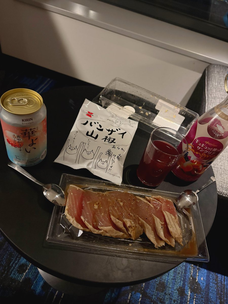 mysmkk11's tweet photo. 土日横浜満喫②

・6月で撤去されちゃうらしいポッチャマポスト📮
・癒される海と夜景🌉
・夜食に買ったまぐろをスプーンで食べる🐟
・今年の誕生日の下見…のはずが今月で値上がりと聞き、一晩考えて今のうちか！となった指輪（この中のどれか）

受注なので完成は6月、楽しみ💍✨ https://t.co/J7WFd7fO34