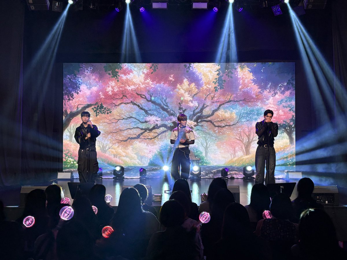 [📰]

인어미닛, 日 팬덤 홀린 독보적 음악성…스페셜 라이브 대장정 시작

🔗 naver.me/5sunAqrd

#InAMinute #인어미닛 
#WhoDoYouLove_INeedYou 
#JUNTAE #준태 #JAEJUN #재준 #HYUNYEOP #현엽