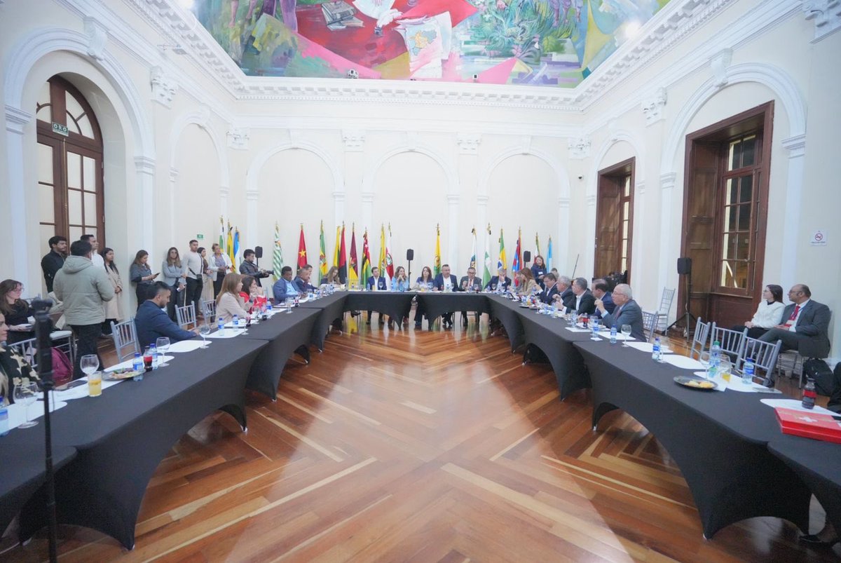 partidodelaucol's tweet photo. La candidata presidencial @PalomaValenciaL se reunió con la bancada del Partido de La U en un espacio de diálogo junto a congresistas actuales y electos. Durante el encuentro se compartieron propuestas, inquietudes y se destacó la importancia de trabajar de manera articulada por el país, fortaleciendo la confianza en las instituciones y el trabajo en las regiones.

#PartidoDeLaU #PalomaValencia #PolíticaColombiana #Colombia