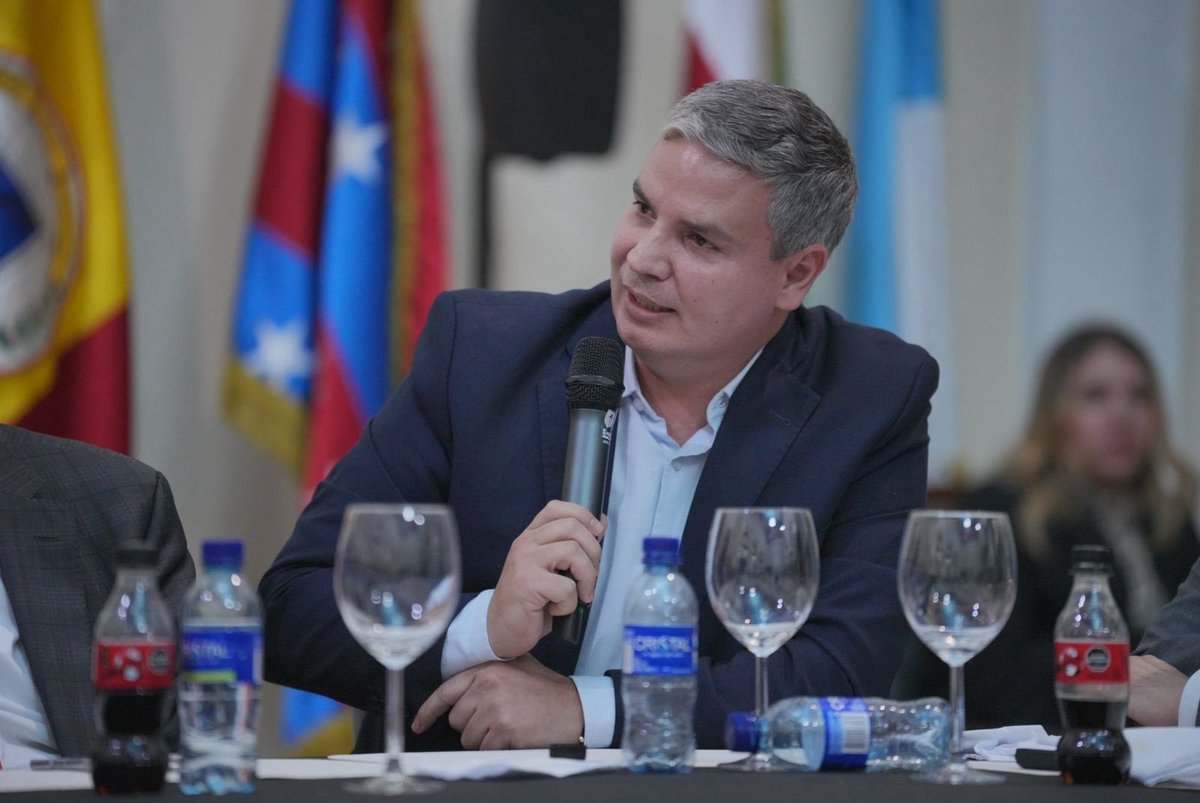 partidodelaucol's tweet photo. La candidata presidencial @PalomaValenciaL se reunió con la bancada del Partido de La U en un espacio de diálogo junto a congresistas actuales y electos. Durante el encuentro se compartieron propuestas, inquietudes y se destacó la importancia de trabajar de manera articulada por el país, fortaleciendo la confianza en las instituciones y el trabajo en las regiones.

#PartidoDeLaU #PalomaValencia #PolíticaColombiana #Colombia