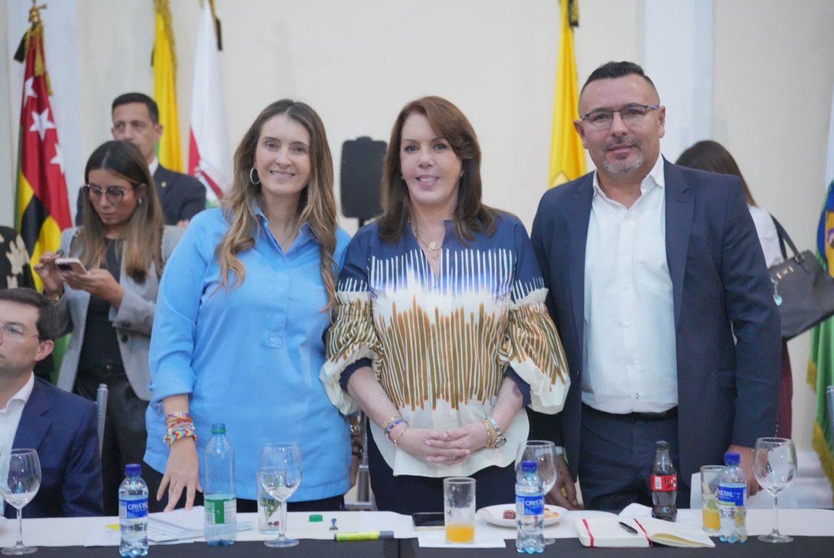partidodelaucol's tweet photo. La candidata presidencial @PalomaValenciaL se reunió con la bancada del Partido de La U en un espacio de diálogo junto a congresistas actuales y electos. Durante el encuentro se compartieron propuestas, inquietudes y se destacó la importancia de trabajar de manera articulada por el país, fortaleciendo la confianza en las instituciones y el trabajo en las regiones.

#PartidoDeLaU #PalomaValencia #PolíticaColombiana #Colombia