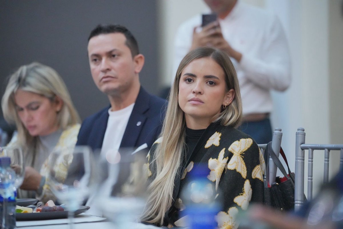 partidodelaucol's tweet photo. La candidata presidencial @PalomaValenciaL se reunió con la bancada del Partido de La U en un espacio de diálogo junto a congresistas actuales y electos. Durante el encuentro se compartieron propuestas, inquietudes y se destacó la importancia de trabajar de manera articulada por el país, fortaleciendo la confianza en las instituciones y el trabajo en las regiones.

#PartidoDeLaU #PalomaValencia #PolíticaColombiana #Colombia