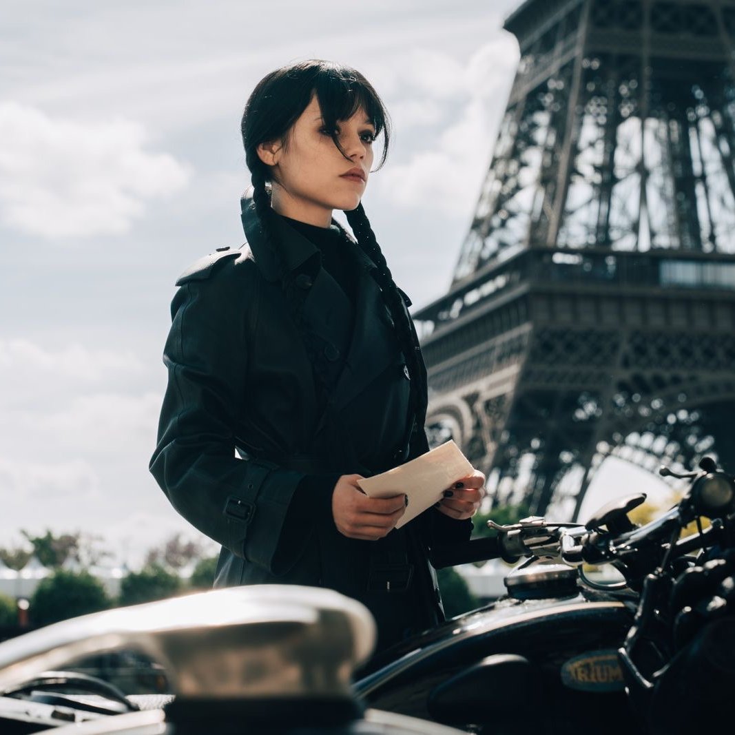 GeekForcePeru's tweet image. MERLINA T3 YA SE GRABA EN PARÍS 🖤🗼

Filtraciones obligaron a Netflix a soltar foto oficial de Jenna Ortega en locación.

Nuevo escenario, mismo caos oscuro 👀

¿Le queda París o no?

#Merlina #Wednesday #Netflix #GeekForcePeru