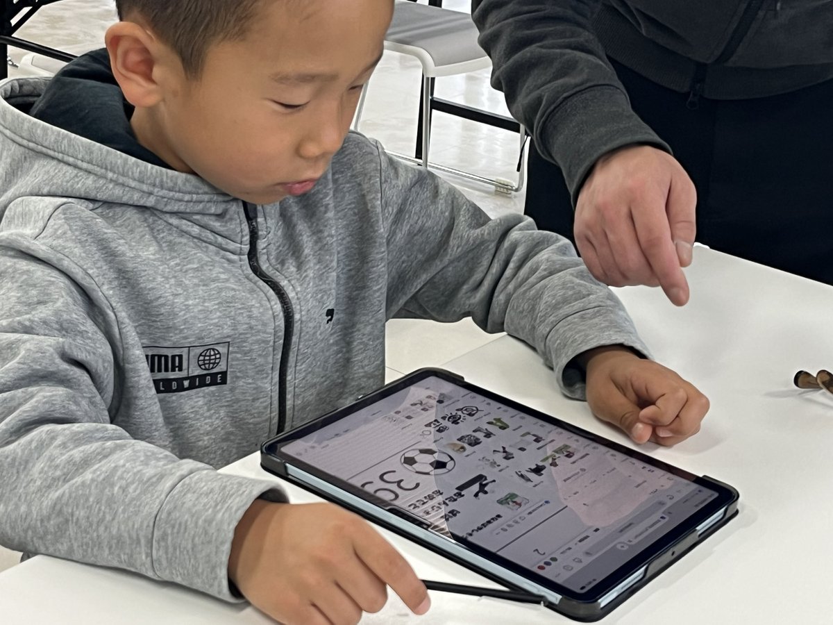 x_tech_lab_ima's tweet photo. 「オリジナル木製パズルづくり」を開催しました！
子供たちの自由な発想で、画面いっぱいに描かれた世界。シュシュッ！と音を立てて、パズルに自分の絵が刻まれていく様子に、みんな釘付け！蜜蝋ワックスで艶出しをして完成。自分で描いて、組み立てて、磨いたパズルは、特別な宝物になったはずです。 https://t.co/dYAYNZOzXT