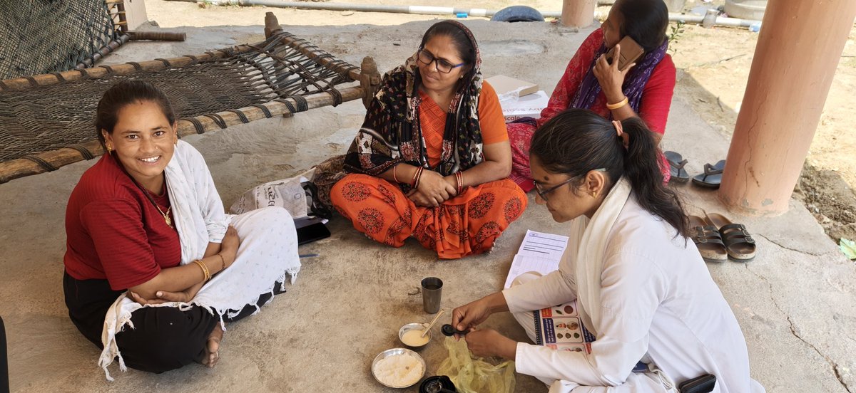 IecArvalli's tweet image. @CollectorArv પાલ્લા ગામ તાલુકા શામળાજી માં 11 મહિનાના બાળકની મુલાકાત લઈ અમૃતપાન અભિયાન અંતર્ગત માર્ગદર્શન આપવામાં આવ્યું. માતા અને પરિવારજનોને પૂરક આહાર અને બાળકના પોષણ અંગે સમજણ આપવામાં આવી. #Nutrition #ChildHealth #AmrutPaan