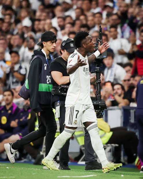 Twitter fan accounts are crying about there bernabeau whistling towards vinicius? Saying he doesn't deserve it and he loves the club

If you've forgotten let me give you a quick recap of how the season went and why I have no sympathy for anyone being whistled 

- Openly