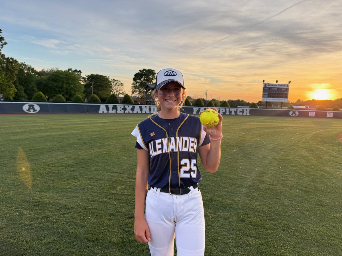 TeamNC_Hamby's tweet image. Ava Hamby connected for another home run this evening. Steady progress and hard work paying off.👏💣
@TeamNCSoftball @AvaHamby2029
#evoshield #PrestigeClub #softball #fastpitch #TeamNC #roadtosummer