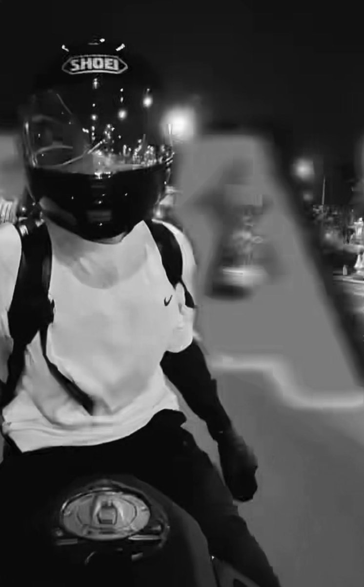 IMGOLDENCARD's tweet photo. Jungkook’s safety setup is actually really solid, arm protection and full gear on. And the SHOEI helmet he’s wearing is a top-tier Japanese motorcycle brand, basically one of the gold standards in high-end rider safety helmets. https://t.co/kSTVQK82lo