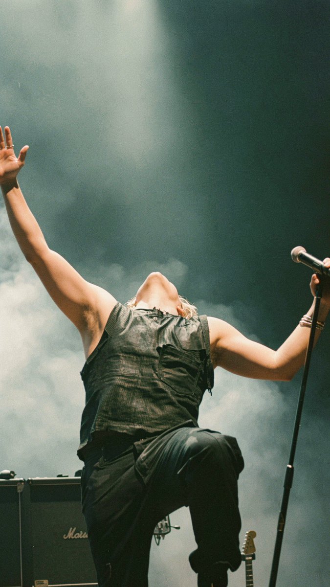 Chica con Kalashnikov tweet media