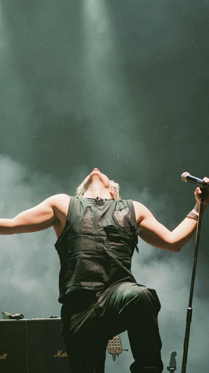 Chica con Kalashnikov tweet media