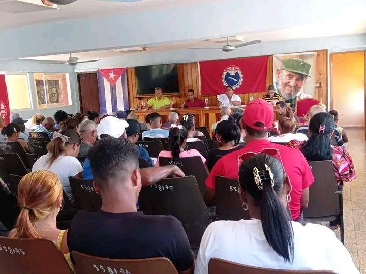 Con los colores de nuestra bandera estaremos allí en el desfile este 1ro de Mayo. Nos vemos temprano en la mañana trabajadores. #LaPatriaSeDefiende #TercerFrente #SantiagoDeCuba <a href="/PartidoPCC/">Partido Comunista de Cuba</a>