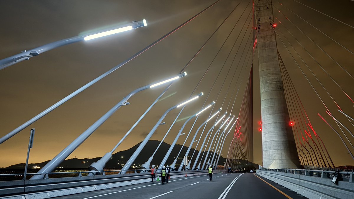 SiteTaiwanInfo's tweet image. Le 14 avril, des ouvriers du bâtiment ont procédé à une inspection de l’éclairage du pont de Danjiang (ou Tamkang), à New Taipei. Conçu par la célèbre architecte Zaha Hadid, le pont sera ouvert à la circulation le mois prochain.
#Taiwan #architecture
📸MOTC