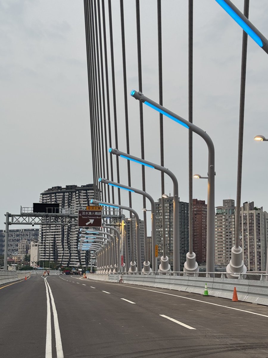 SiteTaiwanInfo's tweet image. Le 14 avril, des ouvriers du bâtiment ont procédé à une inspection de l’éclairage du pont de Danjiang (ou Tamkang), à New Taipei. Conçu par la célèbre architecte Zaha Hadid, le pont sera ouvert à la circulation le mois prochain.
#Taiwan #architecture
📸MOTC