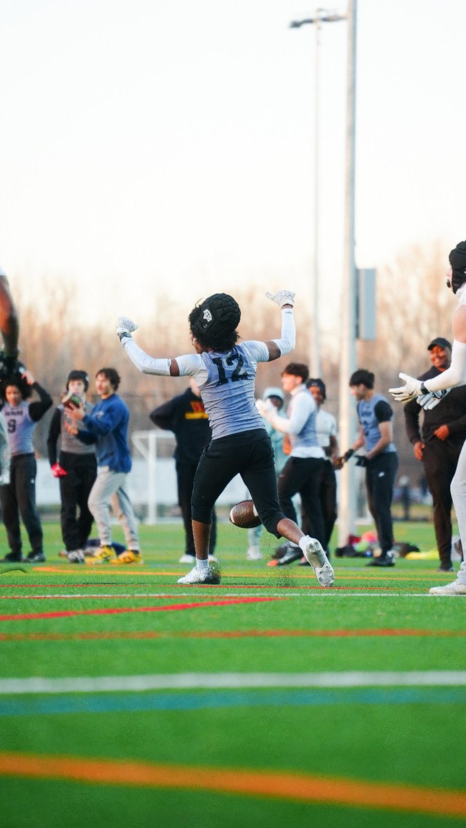 AhmedAwad2x's tweet image. 1% BETTER EVERYDAY @Mcfr4nk #ChargedUP 💜 #Hustle #Cornerback #Db